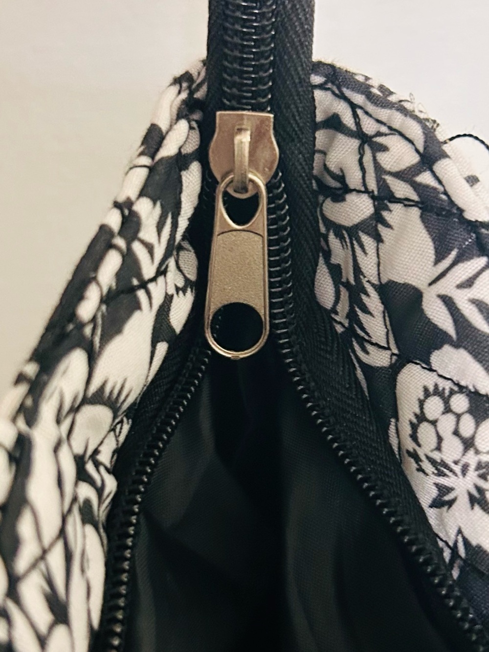 Stone Mountain NY quilted tote bag -black & white pattern - faux leather bottom - Picture 9 of 14